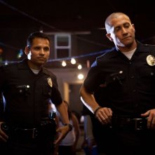 End of Watch - Tolleranza zero: Michael Pena e Jake Gyllenhaal in una scena