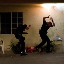 End of Watch - Tolleranza zero: Michael Pena e Jake Gyllenhaal sotto attacco in una scena