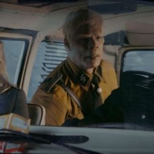 Iron Sky: Julia Dietze e Götz Otto in una scena del film