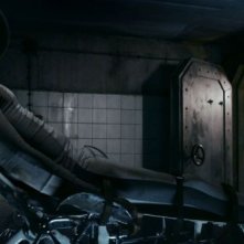 Iron Sky: Julia Dietze insieme a Christopher Kirby in una scena del film