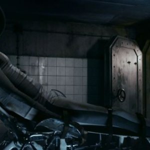 Iron Sky: Julia Dietze insieme a Christopher Kirby in una scena del film