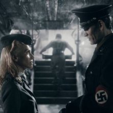 Iron Sky: Julia Dietze insieme a Götz Otto in una scena del film