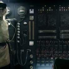 Iron Sky: Tilo Prückner è il Dottor Richter in una scena della commedia di Timo Vorensuola