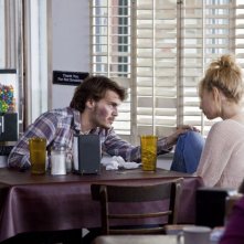 Juno Temple ed Emile Hirsch sono sorella e fratello in una scena di Killer Joe