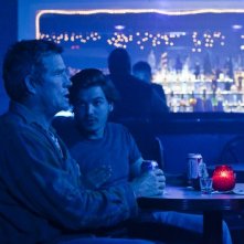 Killer Joe: Emile Hirsch in una scena con Thomas Haden Church in un locale notturno