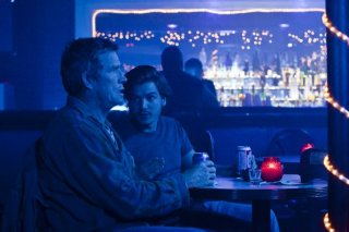 Killer Joe: Emile Hirsch in una scena con Thomas Haden Church in un locale notturno