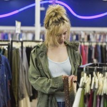 Killer Joe: Juno Temple in una scena del film guarda dei vestiti in un negozio