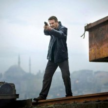 Liam Neeson durante un inseguimento sui tetti in una scena di Taken: la vendetta