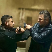 Liam Neeson in azione in una concitata scena di Taken: la vendetta