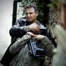Liam Neeson in azione in una scena di Taken: la vendetta