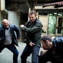 Liam Neeson in una scena di combattimento tratta da Taken: la vendetta