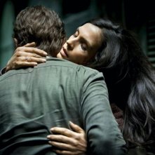 Liam Neeson in una scena di Taken: la vendetta insieme alla bella Famke Janssen