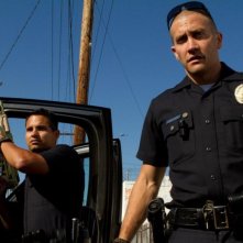 Michael Pena insieme a Jake Gyllenhaal in una scena del poliziesco End of Watch - Tolleranza zero