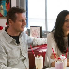 Taken: la vendetta Liam Neeson con Famke Janssen in una scena del film