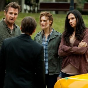Taken: la vendetta, Liam Neeson insieme a Maggie Grace e Famke Janssen in una scena del film