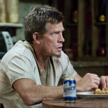 Thomas Haden Church in una scena di Killer Joe mangia del pollo fritto