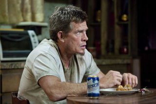 Thomas Haden Church in una scena di Killer Joe mangia del pollo fritto