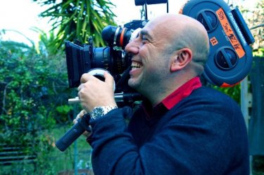 Tutti i santi giorni: il regista Paolo Virzì sorridente sul set del film