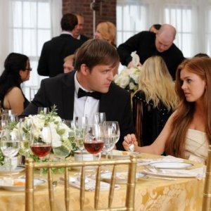 Bachelorette: Isla Fisher insieme a Kyle Bornheimer in una scena