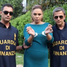 E io non pago: Linda Batista in una foto promozionale ammanettata dalla Guardia di Finanza