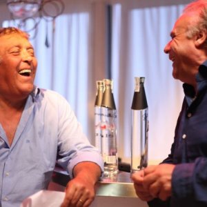 E io non pago: Maurizio Mattioli e Jerry Calà sorridono in una scena del film