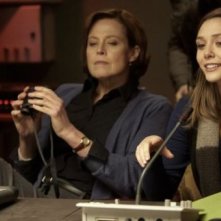 Red Lights: Elizabeth Olsen e Sigourney Weaver in una scena del thriller di Rodrigo Cortés
