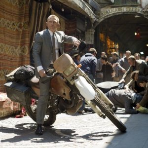 007 - Skyfall: Daniel Craig in moto nei panni di James Bond  in una scena d'azione del film
