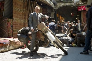 007 - Skyfall: Daniel Craig in moto nei panni di James Bond in una scena d'azione del film
