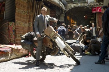 007 - Skyfall: Daniel Craig in moto nei panni di James Bond  in una scena d'azione del film