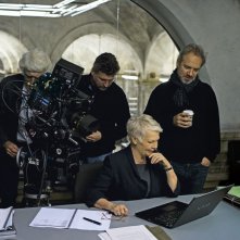 007 - Skyfall: Judi Dench sul set con il regista Sam Mendes