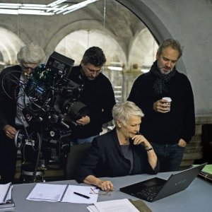 007 - Skyfall: Judi Dench sul set con il regista Sam Mendes