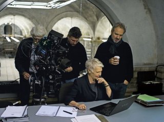 007 - Skyfall: Judi Dench sul set con il regista Sam Mendes