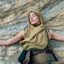 Archeo: Medea Novak, la donna, in una poetica scena del film