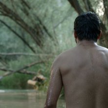 Beyond the Hill: Berk Hakman di spalle in una scena del film