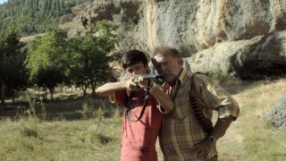 Beyond the Hill: Tamer Levent e Furkan Berk Kıran in una scena del film