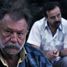 Beyond the Hill: Tamer Levent e Reha Özcan (dietro) in una scena del film