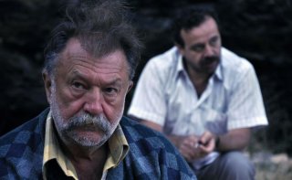 Beyond the Hill: Tamer Levent e Reha Özcan (dietro) in una scena del film