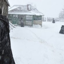 Beyond the Hills: Cosmina Stratan durante una bufera di neve in una scena del film