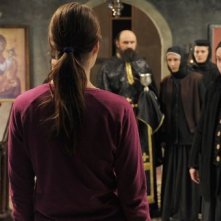 Beyond the Hills: Cosmina Stratan insieme a Cristina Flutur (di spalle) in una scena