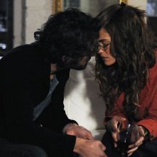 Bianca Guaccero in dolce compagnia in una scena di Si può fare l'amore vestiti?