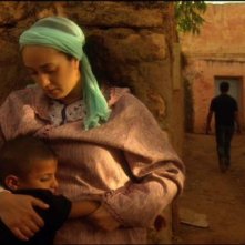 Boiling Dreams: Hoda Sedqui con il suo bambino in una scena del film
