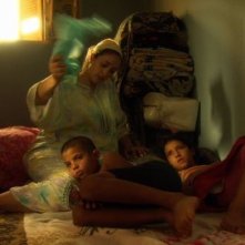 Boiling Dreams: Hoda Sedqui nei panni di una mamma in attesa di notizie dal marito emigrante