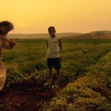 Boiling Dreams: Mohamed Benbrahim mentre coltiva la terra in una scena del film