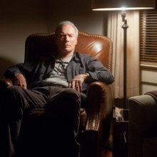 Clint Eastwood nei panni di Gus Lobel, uno scout di baseball, in una scena di Di nuovo in gioco