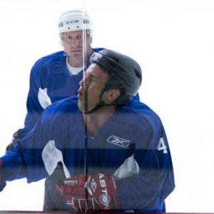 Go On: Jeremy Roenick e Matthew Perry nell'episodio Bench-Clearing Brawl