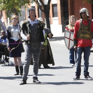 Go On: Julie White, Matthew Perry e Tyler James Williams nel pilot della serie