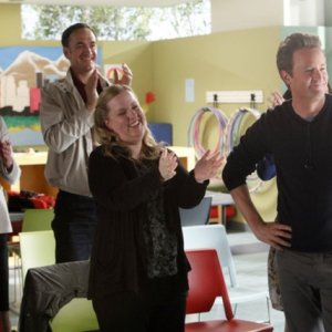 Go On: Julie White, Seth Morris, Sarah Baker e Matthew Perry nel pilot della serie