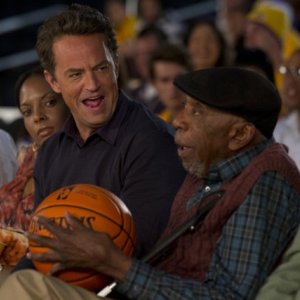 Go On: Matthew Perry e Bill Cobbs nell'episodio He Got Game, She Got Cats