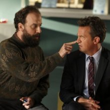 Go On: Matthew Perry e Brett Gelman nell'episodio There's No 'Ryan' in 'Team