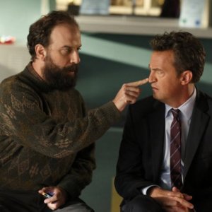 Go On: Matthew Perry e Brett Gelman nell'episodio There's No 'Ryan' in 'Team